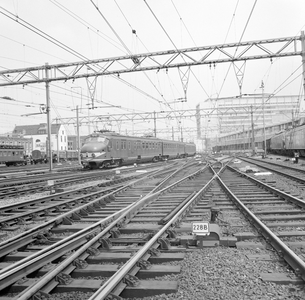 151712 Afbeelding van een electrisch treinstel Mat. 1954 (plan F) van de N.S. bij het N.S.-station Amsterdam C.S. te ...